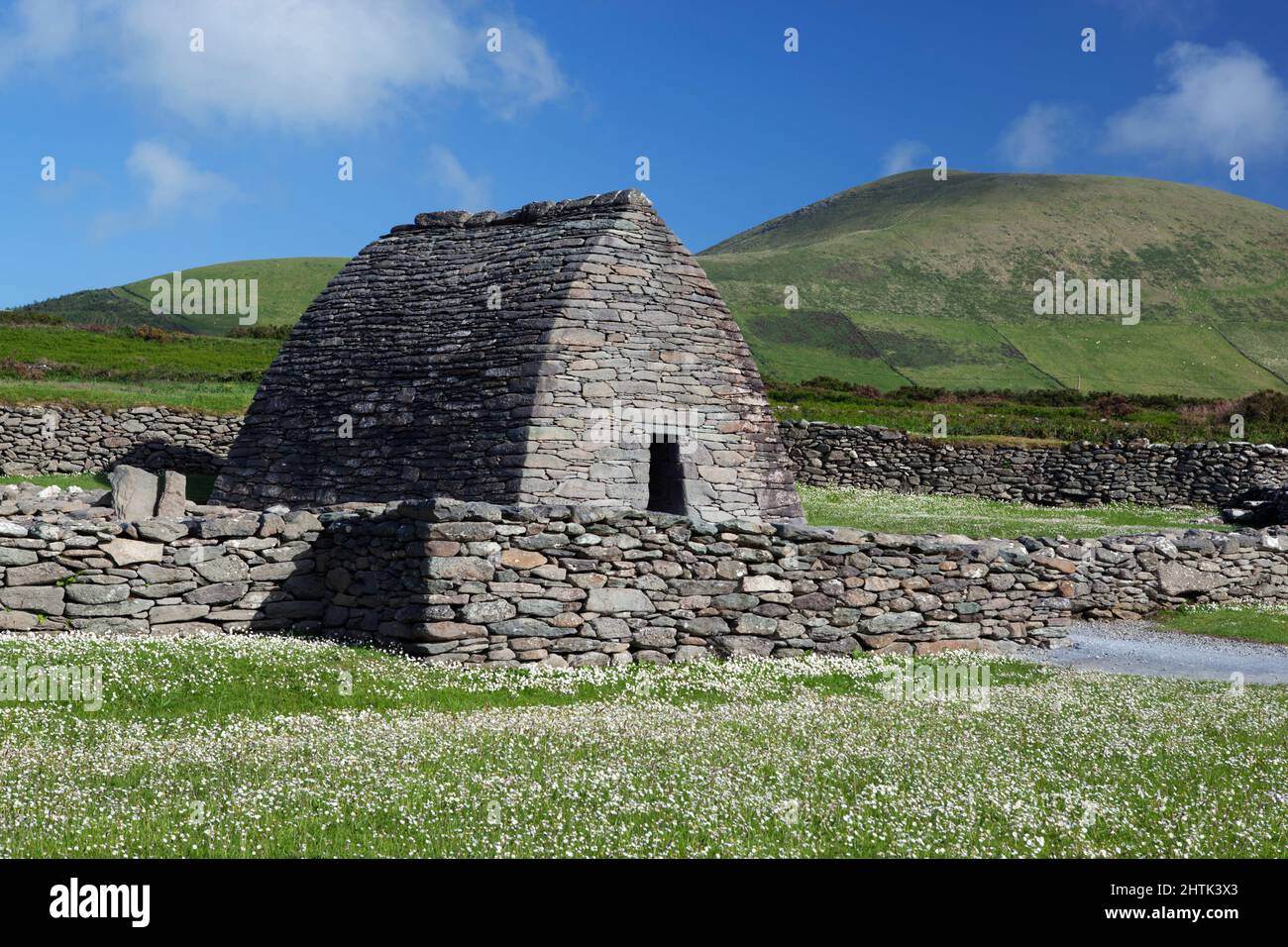 Gallarus Oratory 1300 anni chiesa costruita in forma di una barca capovolta, vicino Ballyferriter, Dingle Peninsula, County Kerry, Irlanda Foto Stock