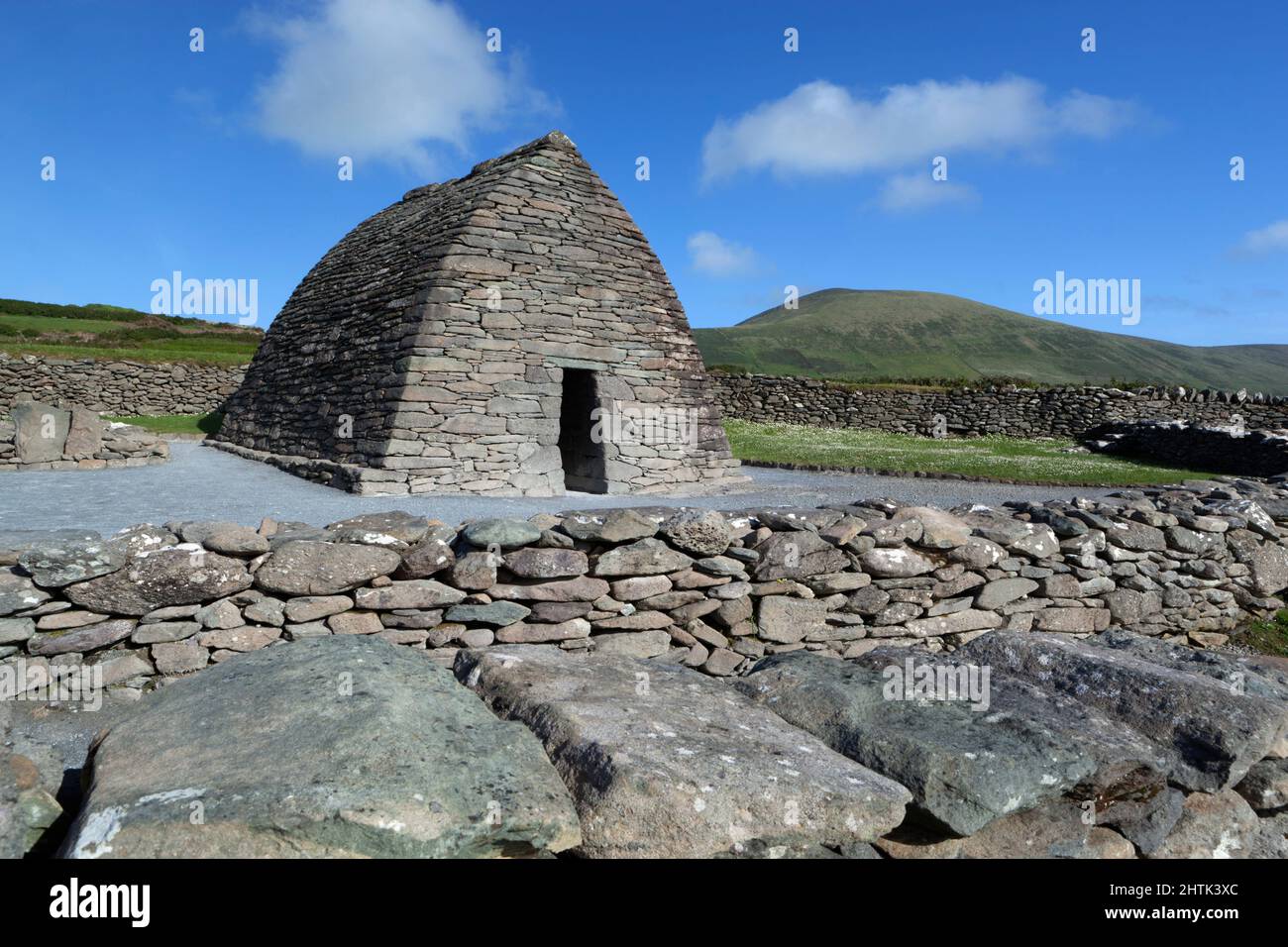 Gallarus Oratory 1300 anni chiesa costruita in forma di una barca capovolta, vicino Ballyferriter, Dingle Peninsula, County Kerry, Irlanda Foto Stock
