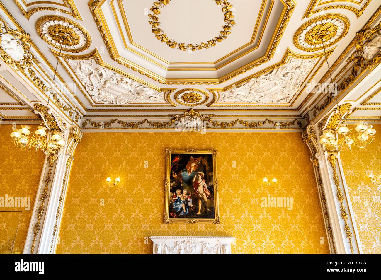 Soffitto ornato in gesso bianco e oro presso la sala da pranzo in stile rococò in stile francese a Wrest House, Wrest Park, Bedfordshire, Regno Unito Foto Stock