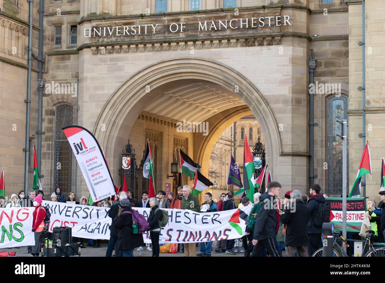 Protesta contro il trattamento del direttore della Whitworth Art Gallery Alistair Hudson di fronte al Whitworth `Building, University of Manchester, Oxford Road. Foto Stock