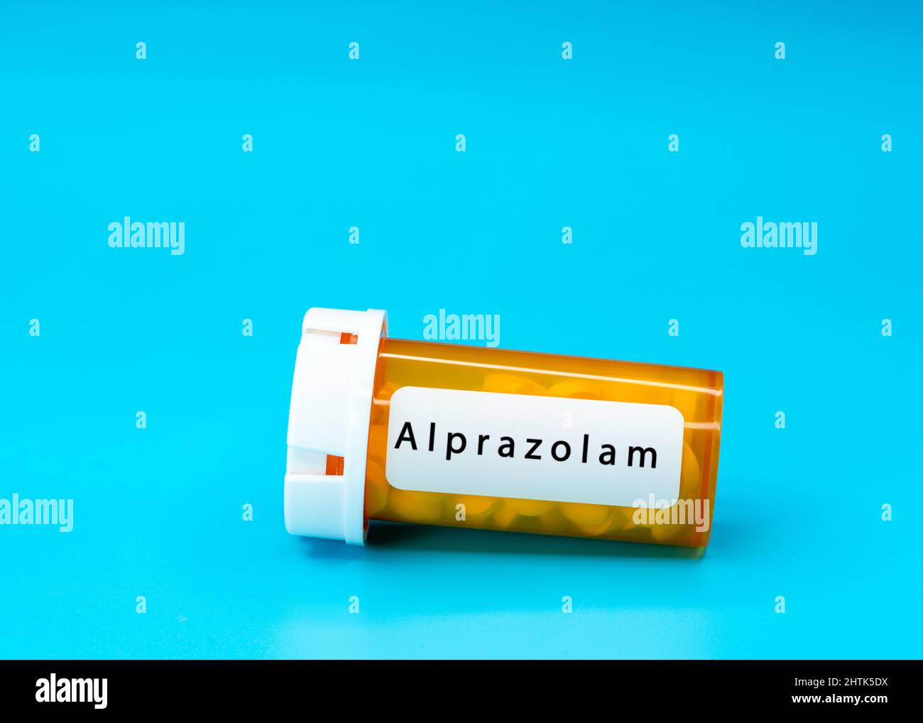 Alprazolam flaconcino medico con pillole. Pillole mediche in arancione Plastic Prescription. Medicina più popolare Foto Stock