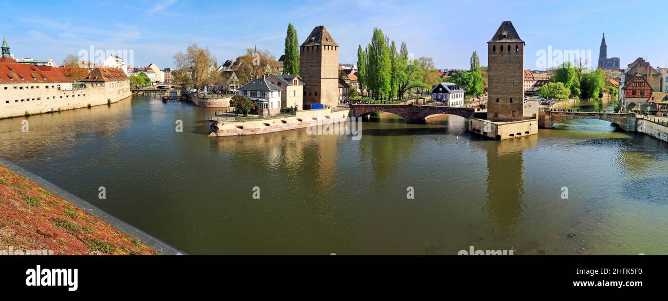 L'ingresso ai canali Ill tra la diga di Vauban e i ponti coperti a Strasburgo. Foto Stock