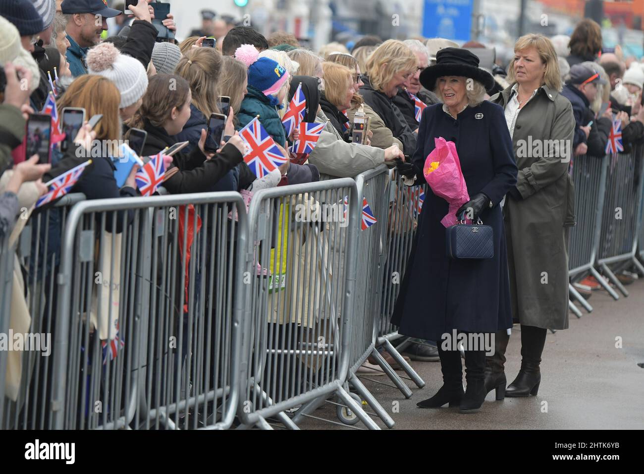 Città di Southend-on-Sea Essex Regno Unito 1st marzo 2022. Il Principe Carlo e la Duchessa Camilla di Cornovaglia visitano il molo di Southend come parte di una visita per commemorare Southend-on-Sea in Essex raggiungendo lo status di città. Le Royal Highnesses stavano visitando il molo più lungo del mondo per svelare un nuovo treno ecologico che prende il nome da Sir David Amess. Nel dicembre 2021 è stata presentata un'offerta guidata dalla comunità per lo status di città nell'ambito delle celebrazioni del Giubileo del platino della Regina. Tuttavia, il 18 ottobre 2021, il primo Ministro ha annunciato che sua Maestà la Regina avrebbe concesso lo status di città di Southend-on-Sea come omaggio a Sir David Foto Stock