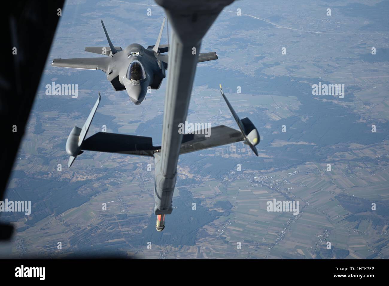 Lak, Polonia. 24 Febbraio, 2022. Un aereo dell'aeronautica statunitense F-35 Lightning II assegnato al 34th Fighter Squadron si avvicina a un aereo dell'extender KC-10 per ricevere carburante in Polonia il 24 febbraio 2022 vicino a Lak, Polonia. Gli aerei di guerra sono schierati per le operazioni di polizia aerea rafforzata della NATO per contrastare il trattamento della Russia contro l'Ucraina. Credit: SRA Joseph Barron/US Air Force/Alamy Live News Foto Stock