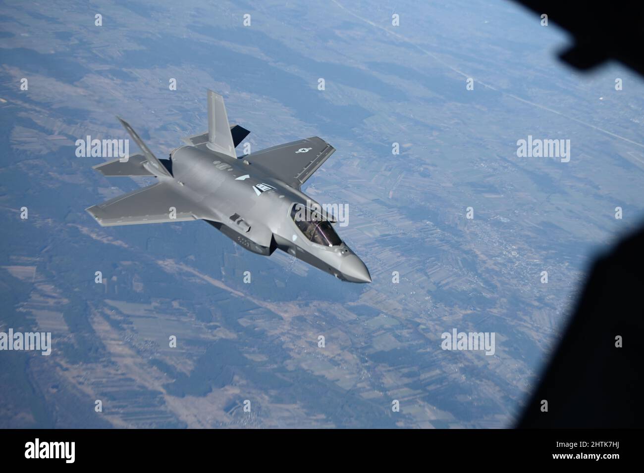 Lak, Polonia. 24th Feb 2022. Un aereo dell'aeronautica statunitense F-35 Lightning II assegnato al 34th Fighter Squadron si avvicina a un aereo dell'extender KC-10 per ricevere carburante in Polonia il 24 febbraio 2022 vicino a Lak, Polonia. Gli aerei di guerra sono schierati per le operazioni di polizia aerea rafforzata della NATO per contrastare il trattamento della Russia contro l'Ucraina. Credit: SRA Joseph Barron/US Air Force/Alamy Live News Foto Stock