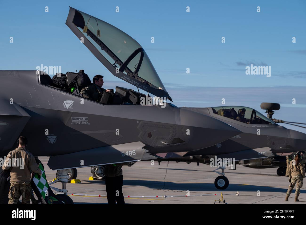 Base aerea di Siauliai, Lituania. 27th Feb 2022. US Air Force F-35 Lightning II aereo assegnato al 48th Fighter Wing spegnimento dopo l'arrivo alla base aerea di Siauliai, 27 febbraio 2022 a Siauliai, Lituania. Gli aerei di guerra sono schierati per le operazioni di polizia aerea rafforzata della NATO per contrastare il trattamento della Russia contro l'Ucraina. Credit: SRA John R. Wright/U.S Air Force/Alamy Live News Foto Stock