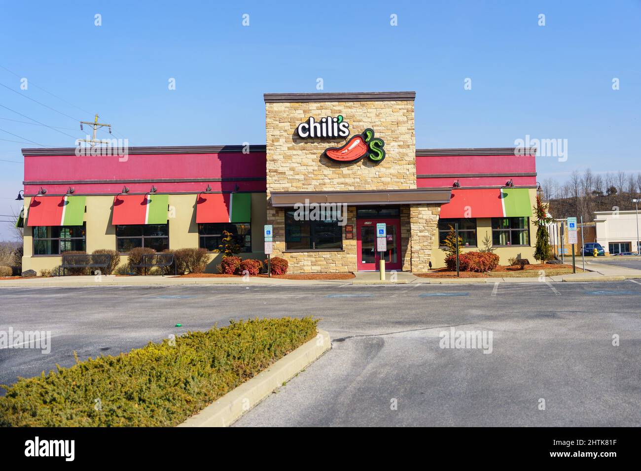 York, PA, USA - 16 febbraio 2022: Simbolo del Chili's Bar and Grill. Il Chili's è un ristorante informale specializzato in cucina messicana. Foto Stock