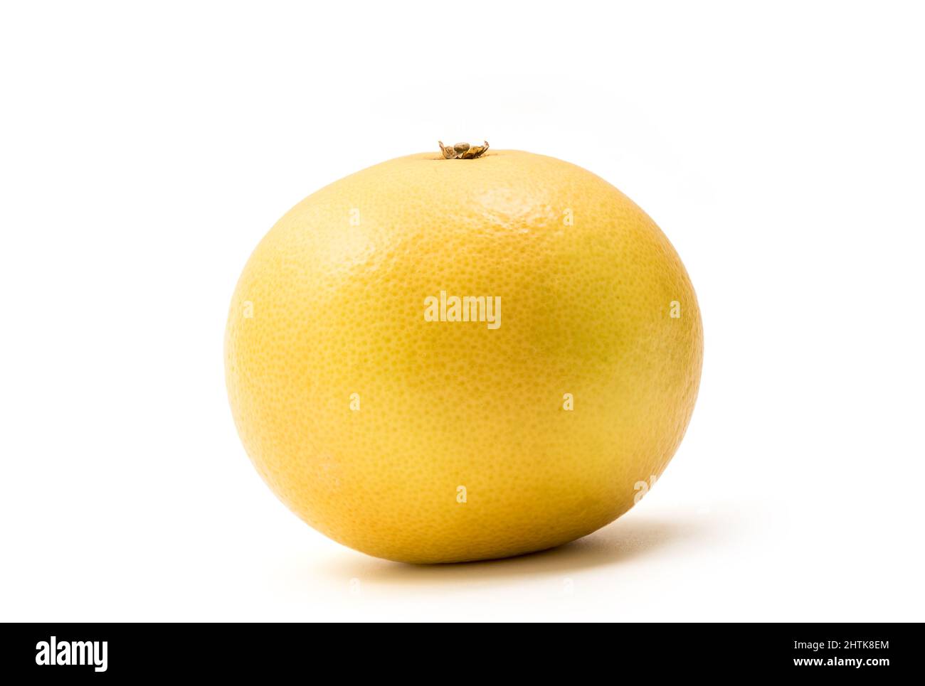 Pompelmo giallo isolato. Pompelmo fresco giallo intero isolato su sfondo bianco con percorso di taglio Foto Stock