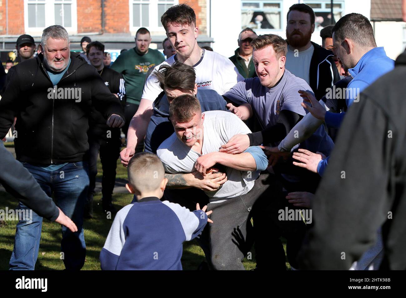 SEDGEFIELD, REGNO UNITO. MAR 1st i partecipanti si battono per la palla durante l'annuale Shrove Tide Ball Game a Sedgefield, County Durham, Inghilterra martedì 1st marzo 2022. (Credit: Harry Cook | MI News) Credit: MI News & Sport /Alamy Live News Foto Stock