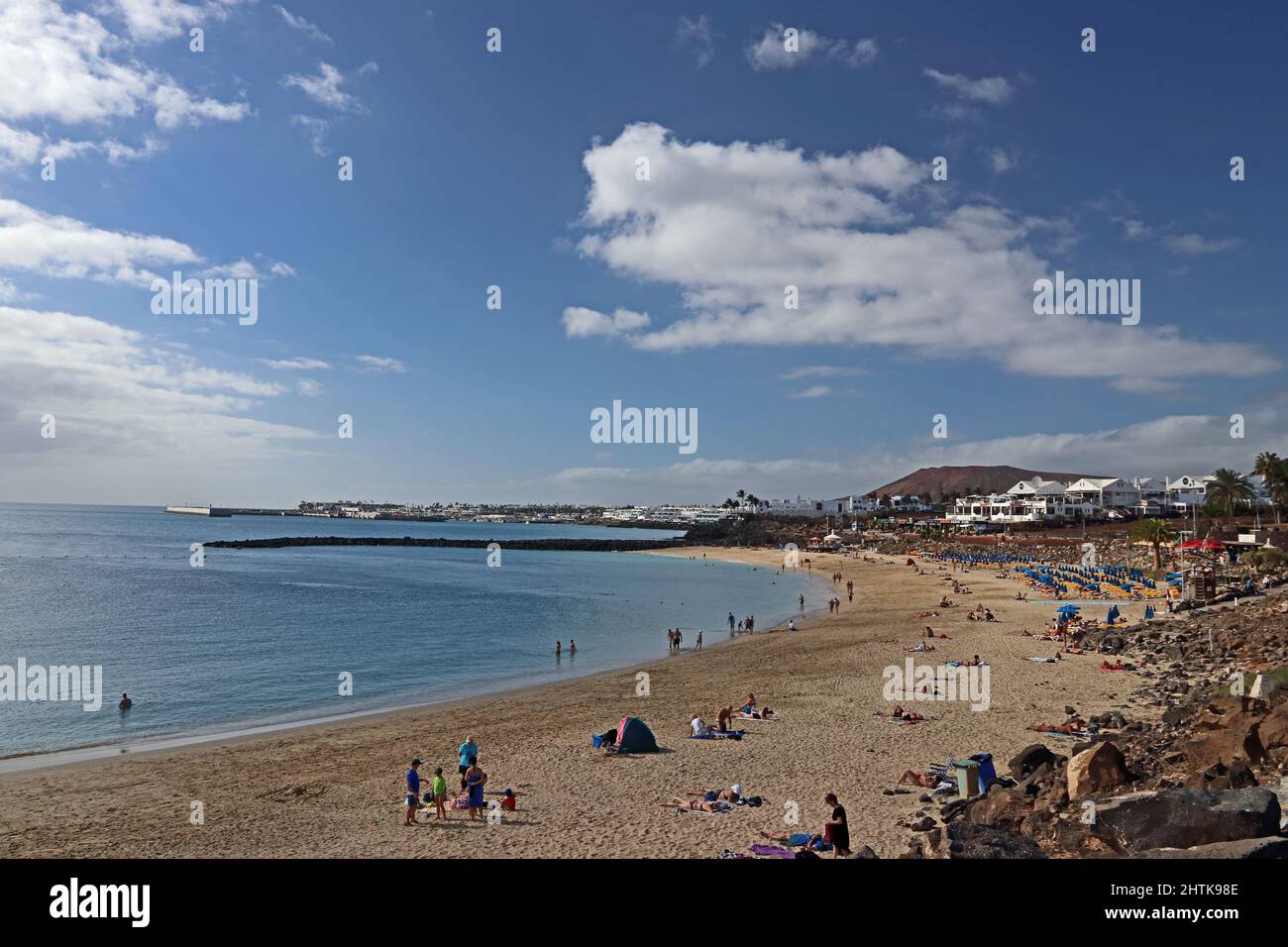 Vista lungo Playa Dorada, in direzione Playa Blanca, Lanzarote Foto Stock