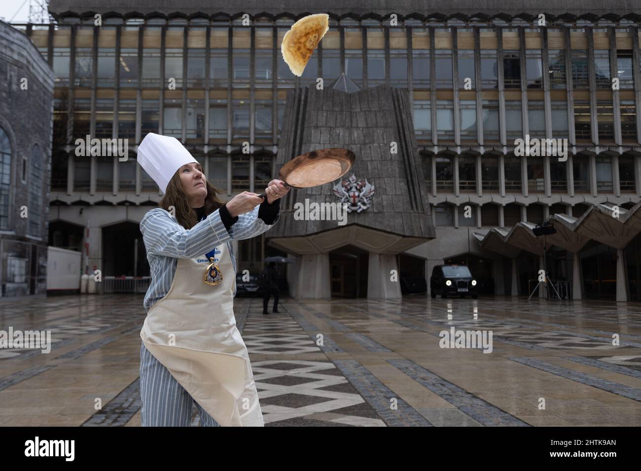 Londra, Regno Unito. 1st Mar 2022. Partecipanti alla gara annuale Shrove Tuesday Inter-livy Pancake nel cantiere di Guildhall. Anche se la corsa stessa, organizzata dalla Compagnia Worshipful di Poulters, è stata chiamata fuori a causa della pioggia, padroni della livrea compagnia ancora hanno partecipato per raccogliere fondi per la Carità del Sindaco del Signore. Nella foto: Azienda di imprenditori Maestro Judy Hadden. Credit: Andy Sillett/Alamy Live News Foto Stock