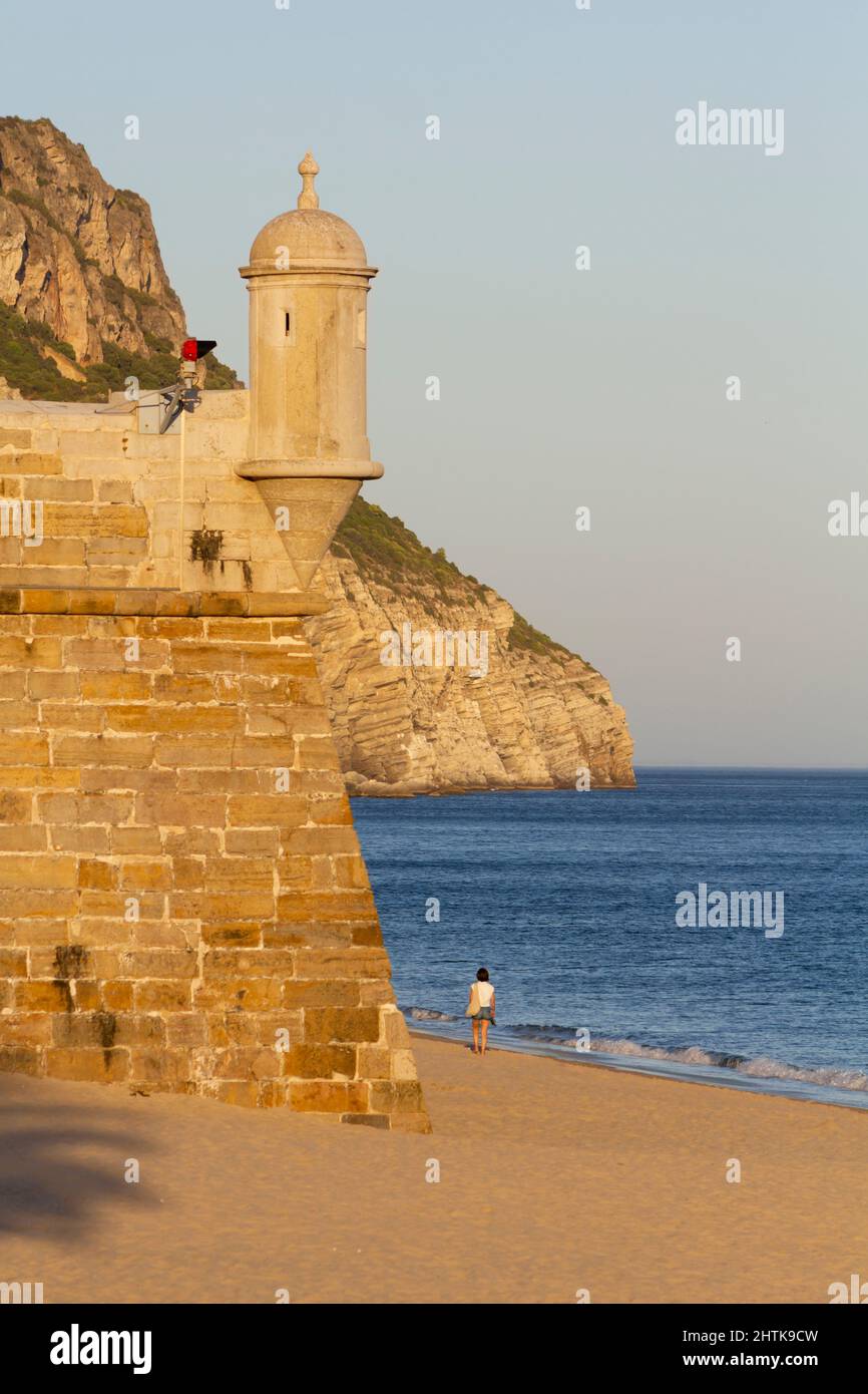 Vecchia fortezza sulla spiaggia. Scatto verticale Foto Stock