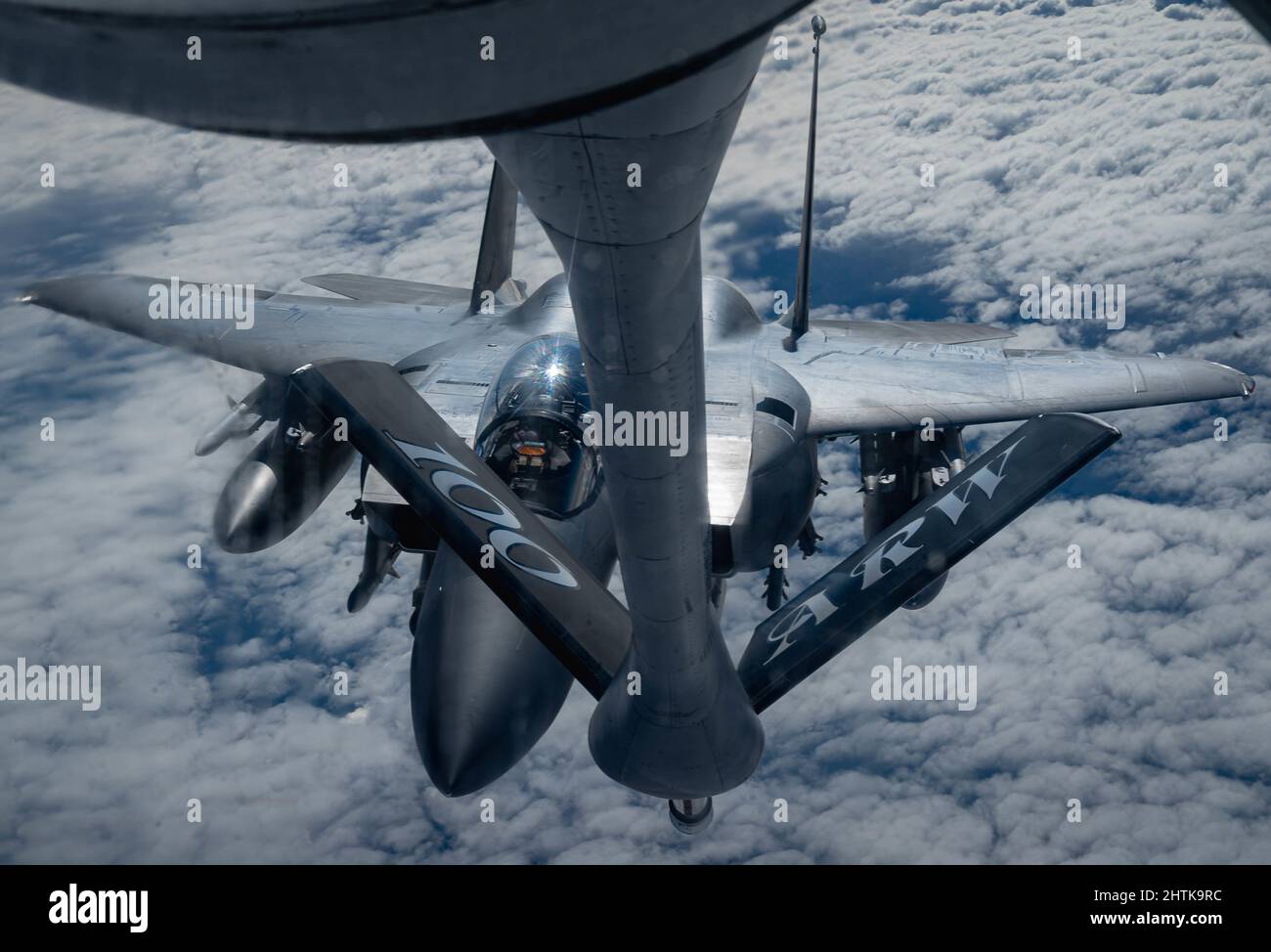 Base aerea di Ramstein, Germania. 26 Febbraio, 2022. Un aereo da caccia dell'aeronautica degli Stati Uniti F-15E Strike Eagle si avvicina a un velivolo KC-10 Extender per ricevere carburante nell'Europa dell'Est 26 febbraio 2022. Gli aerei di guerra sono schierati per le operazioni di polizia aerea rafforzata della NATO per contrastare il trattamento della Russia contro l'Ucraina. Credit: A1c Edgar Grimaldo/U.S Air Force/Alamy Live News Foto Stock