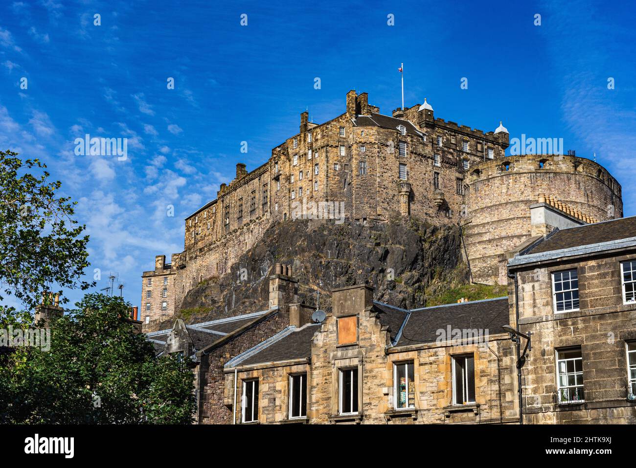 Castello di Edimburgo con Half Moon Battery e David’s Tower con edifici Grassmarket e Blue Sky Foto Stock