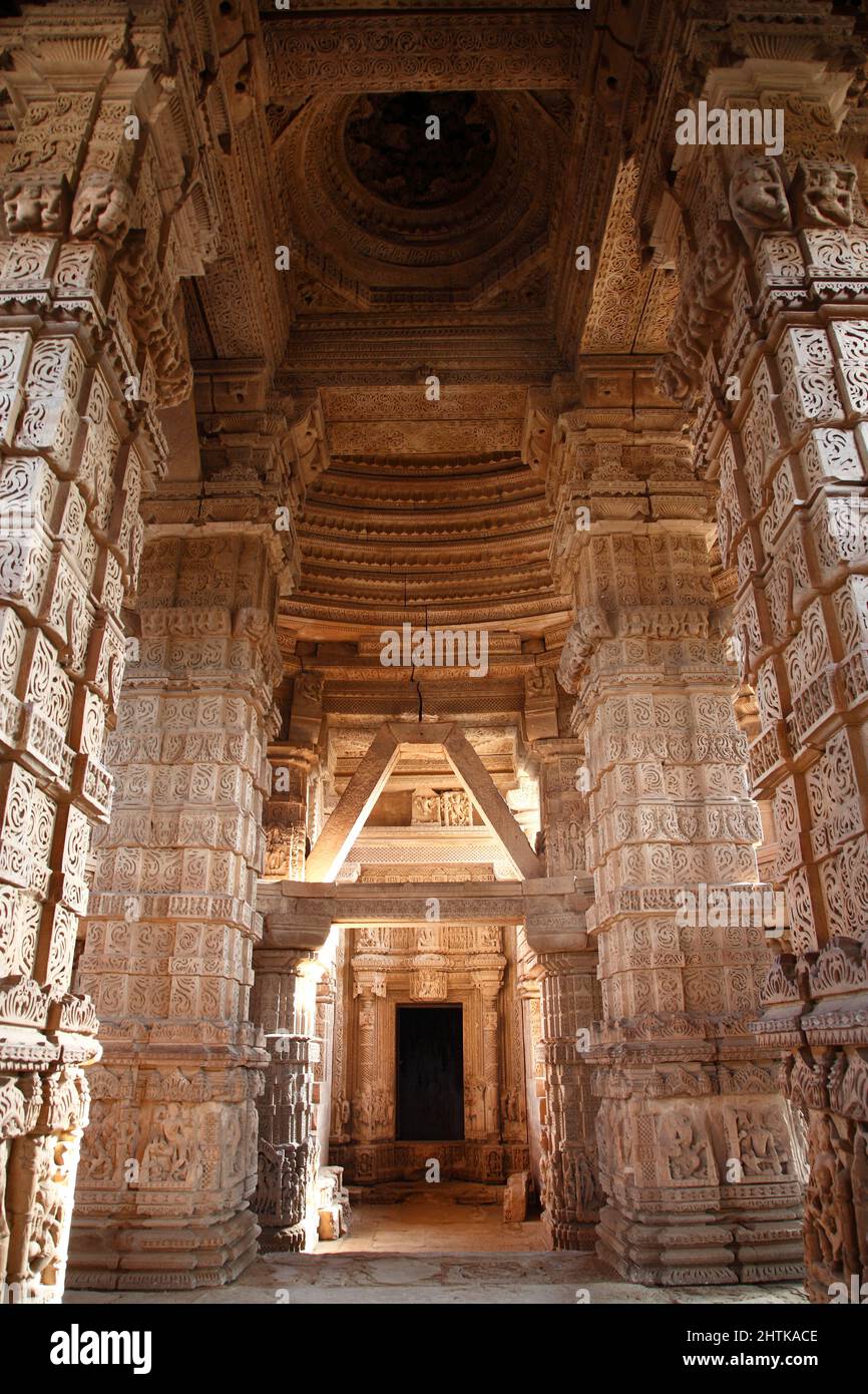 Interni in pietra intagliata ornata del Tempio di Sasbahu o del Tempio Madre-in-Legge, che risale al 11th.secolo a Gwalior in Madhya Pradesh, India. Foto Stock