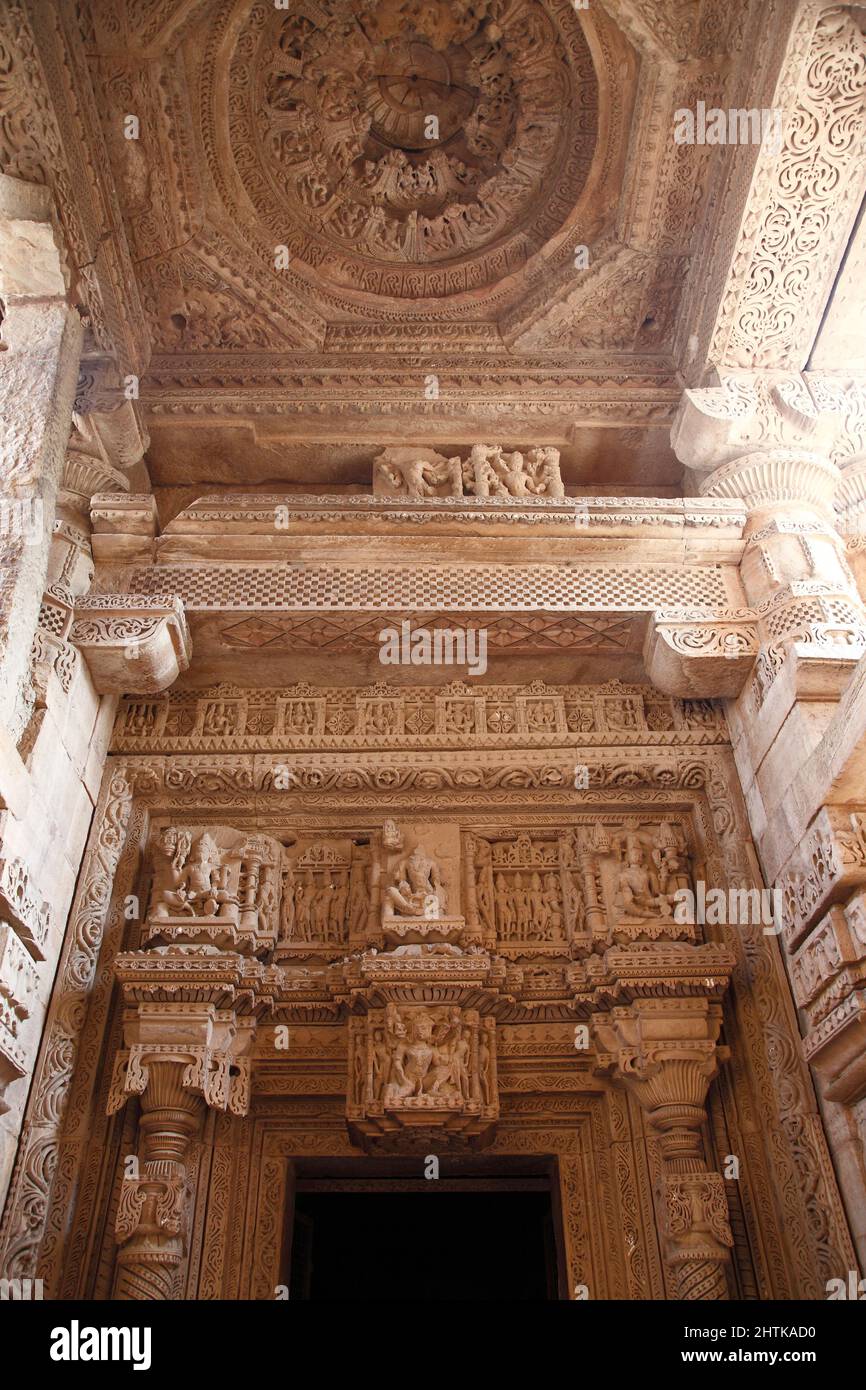 Interni in pietra intagliata ornata del Tempio di Sasbahu o del Tempio Madre-in-Legge, che risale al 11th.secolo a Gwalior in Madhya Pradesh, India. Foto Stock