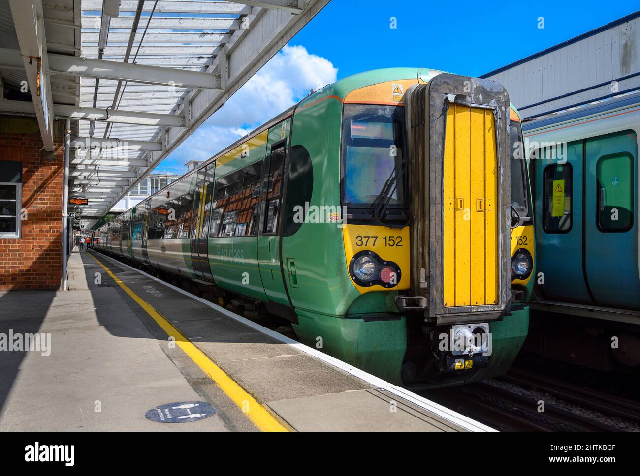 Treno sud in attesa alla stazione ferroviaria di Three Bridges, Inghilterra. Foto Stock