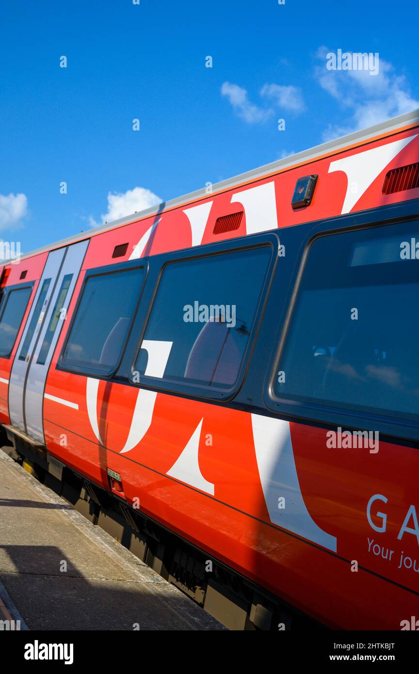 Treno Gatwick Express in attesa alla stazione ferroviaria di Brighton, Inghilterra. Foto Stock