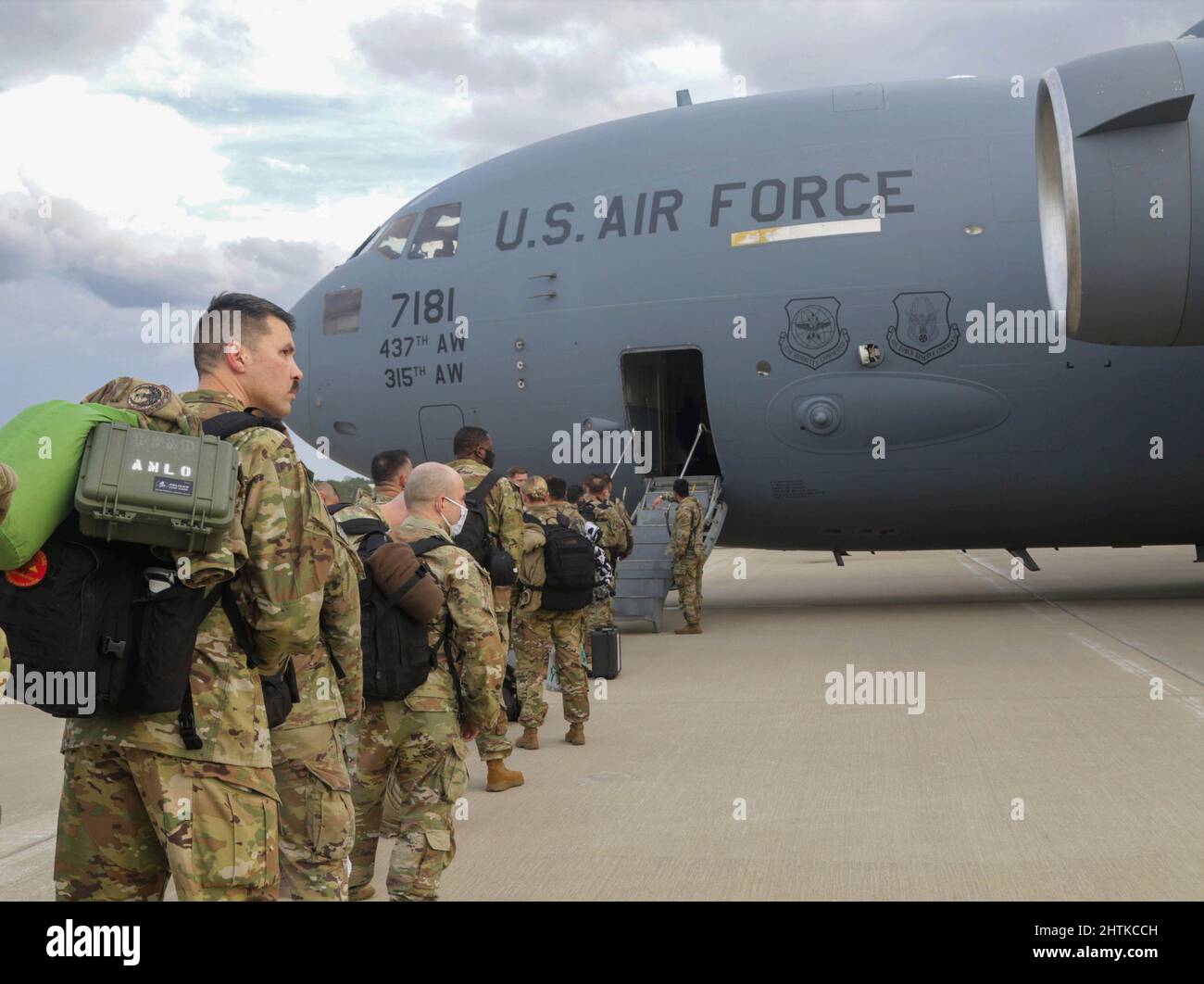 Fort Bragg, Stati Uniti. 04 Febbraio, 2022. I paracadutisti dell'esercito degli Stati Uniti, con la divisione Airborne 82nd, salpano a bordo di un aereo C-17 Globemaster III per il trasporto in Polonia dal campo aereo di Fort Bragg, 4 febbraio 2022 a Fort Bragg, Carolina del Nord. I soldati si stanno dispiegando nell'Europa orientale a sostegno degli alleati della NATO e scoraggiano l'aggressione russa nei confronti dell'Ucraina. Credito: SPC. Casey Brumbach/United States Army/Alamy Live News Foto Stock