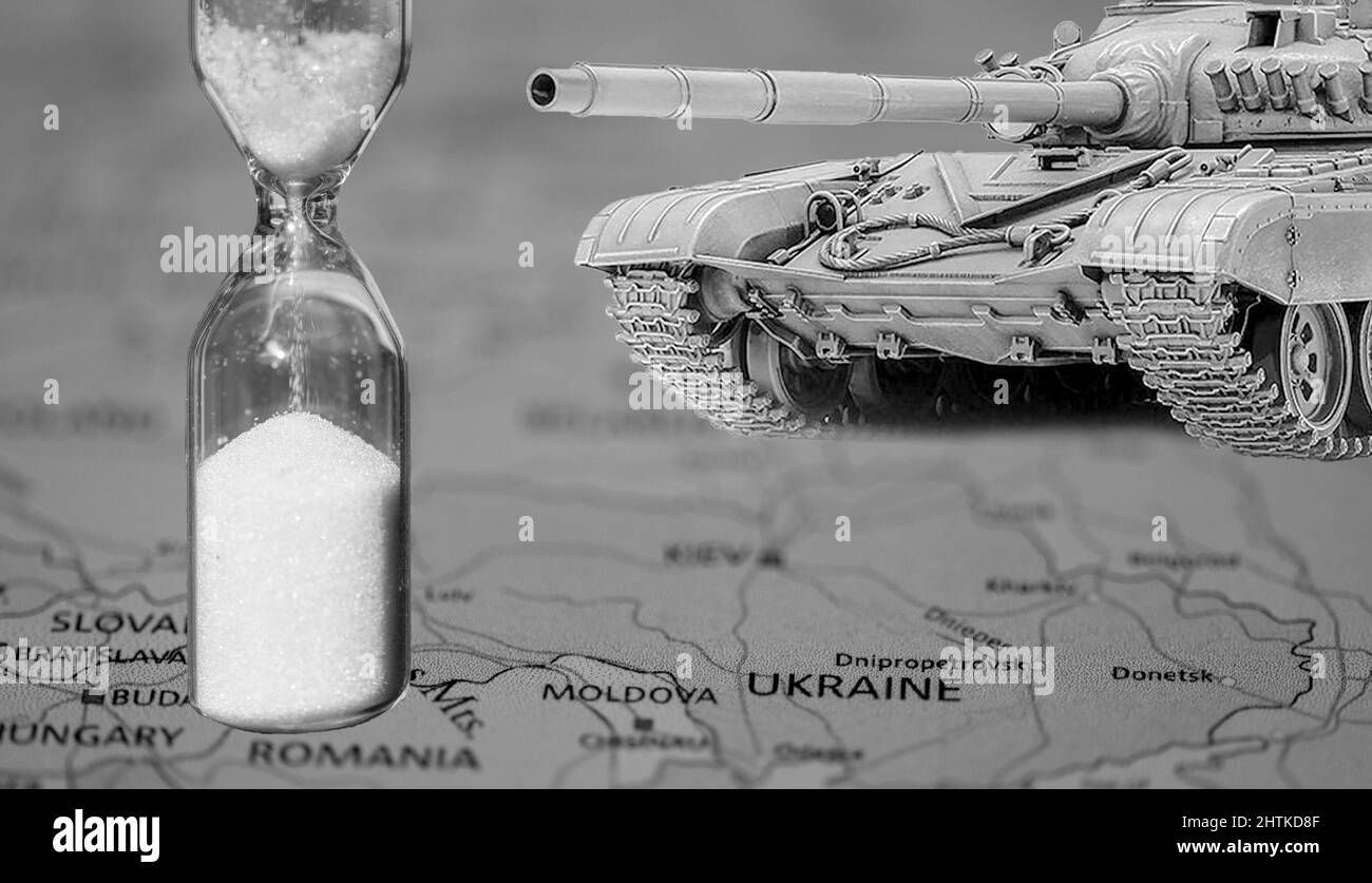 mappa geografica in bianco e nero di europa e ucraina, clessidra e un carro armato in primo piano Foto Stock