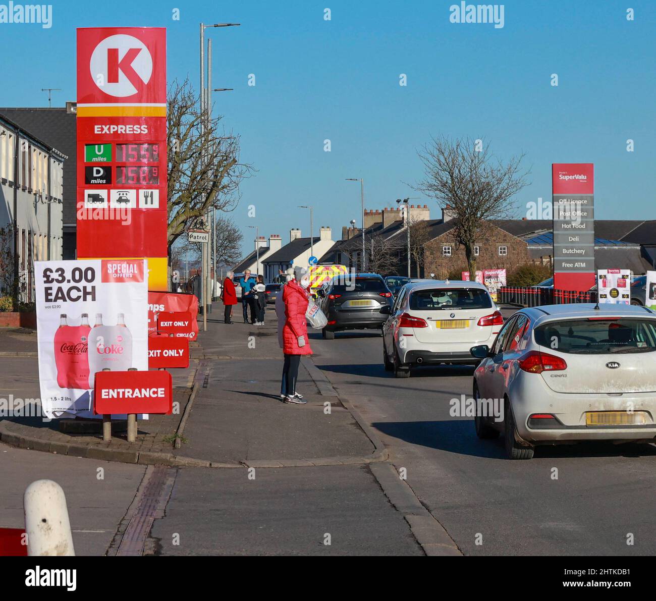 Moira, County Down Northern Ireland, Regno Unito. 01 marzo 2022. I prezzi del carburante nel Regno Unito continuano ad aumentare a causa dell'invasione russa dell'Ucraina e di altri fattori di mercato. Questa stazione Circle K vendeva benzina a £1,559 per litro e diesel a £1,589 per litro. A meno di 20 metri dall'altra parte della strada una stazione Maxol aveva prezzi rispettivamente di £1,499 e £1,509. Credit: CAZIMB/Alamy Live News. Foto Stock