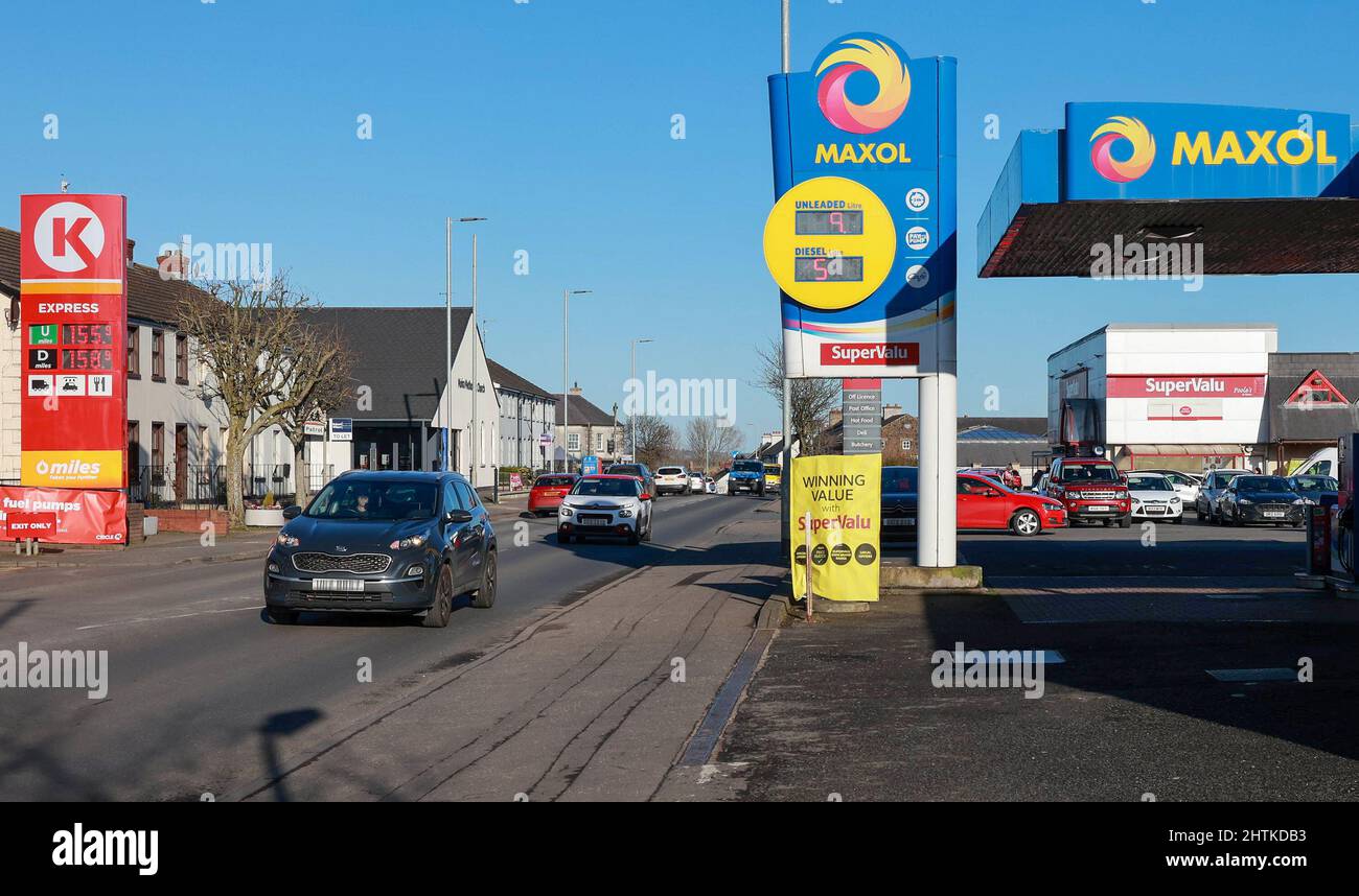 Moira, County Down Northern Ireland, Regno Unito. 01 marzo 2022. I prezzi del carburante nel Regno Unito continuano ad aumentare a causa dell'invasione russa dell'Ucraina e di altri fattori di mercato. Questa stazione Circle K vendeva benzina a £1,559 per litro e diesel a £1,589 per litro. A meno di 20 metri dall'altra parte della strada una stazione Maxol aveva prezzi rispettivamente di £1,499 e £1,509. Credit: CAZIMB/Alamy Live News. Foto Stock