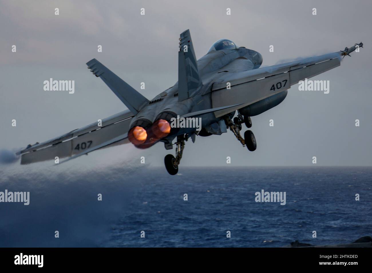 Philippine Sea, Stati Uniti. 28 Febbraio, 2022. Un jet da caccia Super Hornet della Marina degli Stati Uniti F/A-18E, attaccato ai vigilantes dello Strike Fighter Squadron 151, lancia fuori dal ponte di volo del vettore aereo di classe Nimitz USS Abraham Lincoln durante la pattuglia di routine 28 febbraio 2022 nel Mare delle Filippine. Credit: MC3/Dom/Dom/Dom Live News Foto Stock