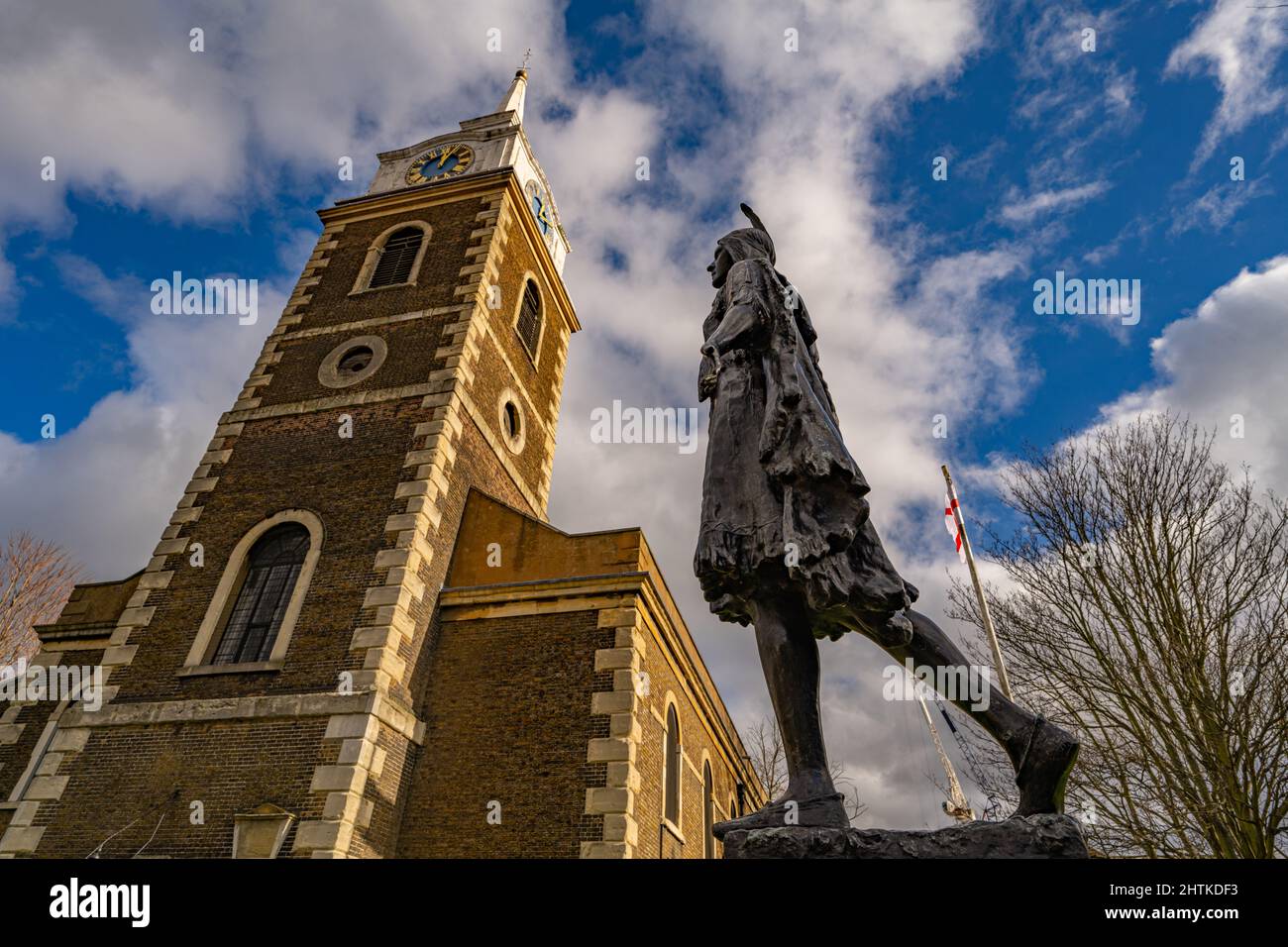 Chiesa di San Giorgio e la statua di Pocahontas a Gravesend Kent Foto Stock