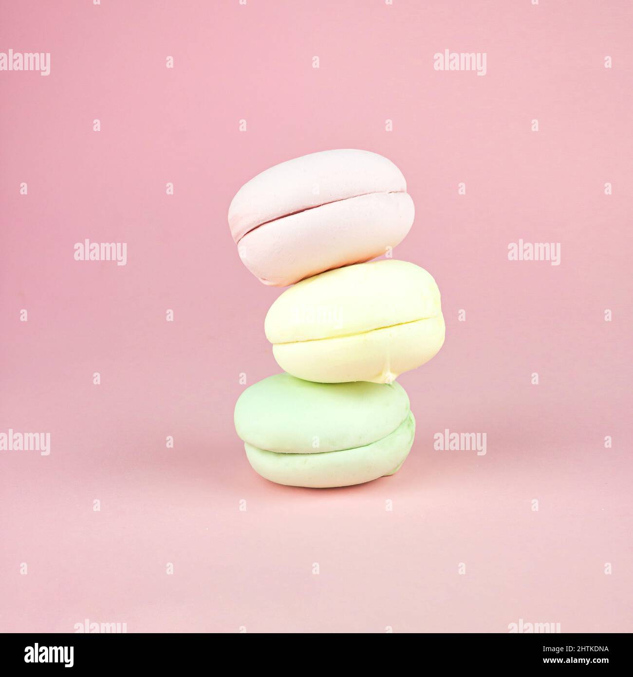I marshmallows colorati sembrano macaroon, biscotti macaroon colorati Gourmet, biscotti alle mandorle colorati, colori pastello. Foto Stock