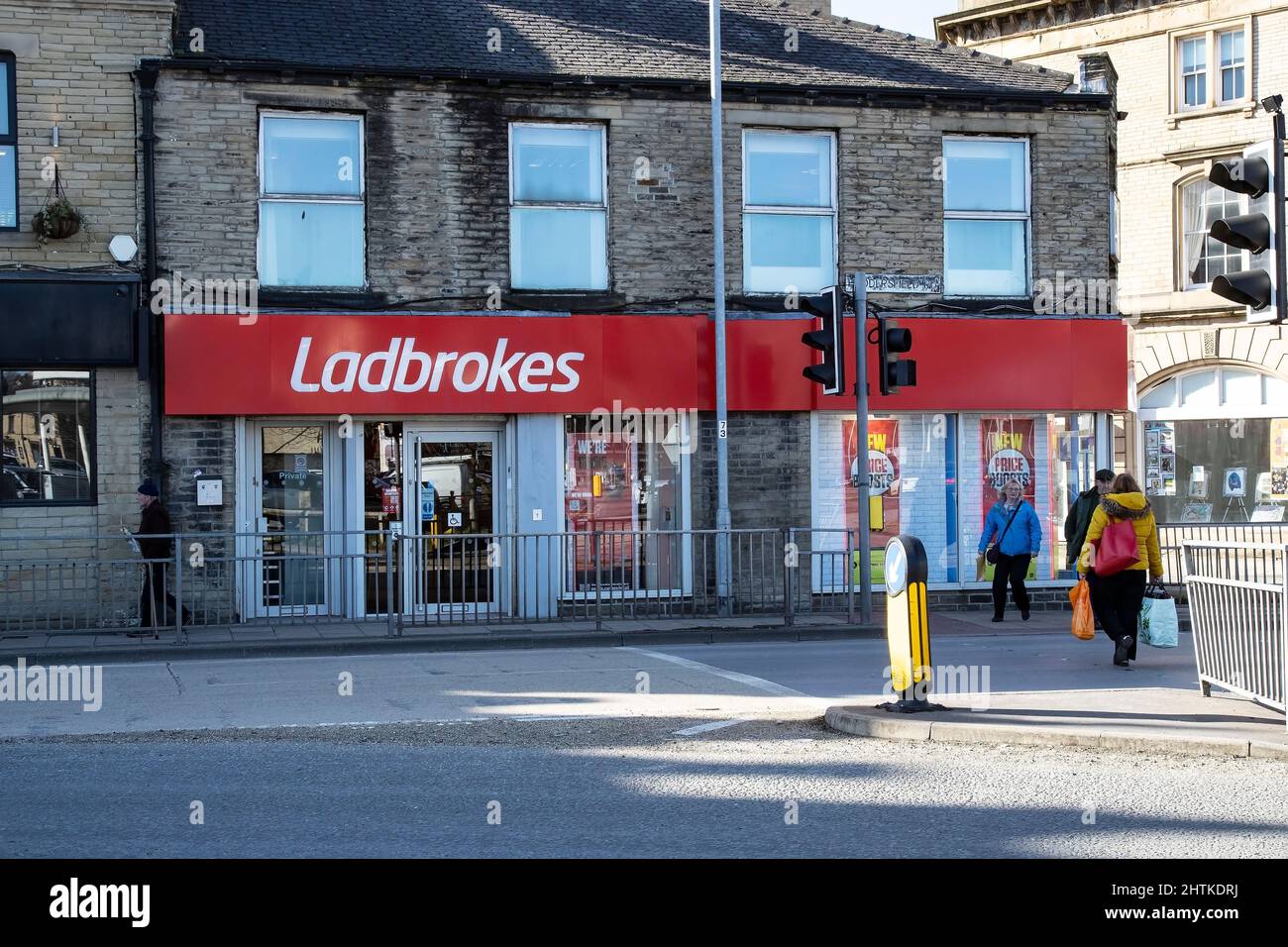 Un negozio di scommesse Ladbrokes nel centro della città di Brighouse, West Yorkshire, Regno Unito Foto Stock