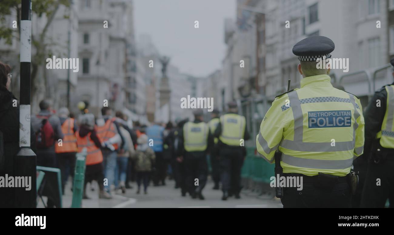 Londra, UK - 11 20 2021: Incontro con un funzionario di polizia in servizio, al di fuori delle corti reali di giustizia su Strand, per una marcia insulata della Gran Bretagna. Foto Stock