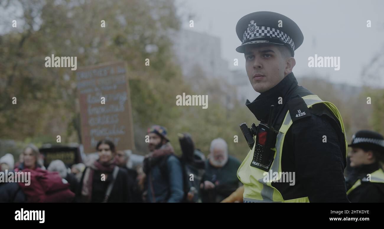 Londra, UK - 11 20 2021: Un poliziotto maschile in servizio per una protesta insulata della Gran Bretagna sulla strada per Lambeth Bridge, sul Victoria Embankment. Foto Stock