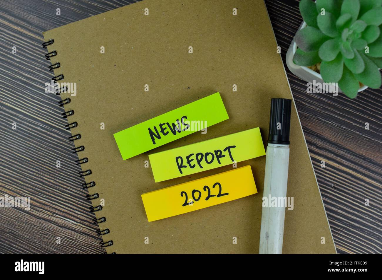 News Report 2022 scrivete su note adesive isolate su tavola in legno. Foto Stock