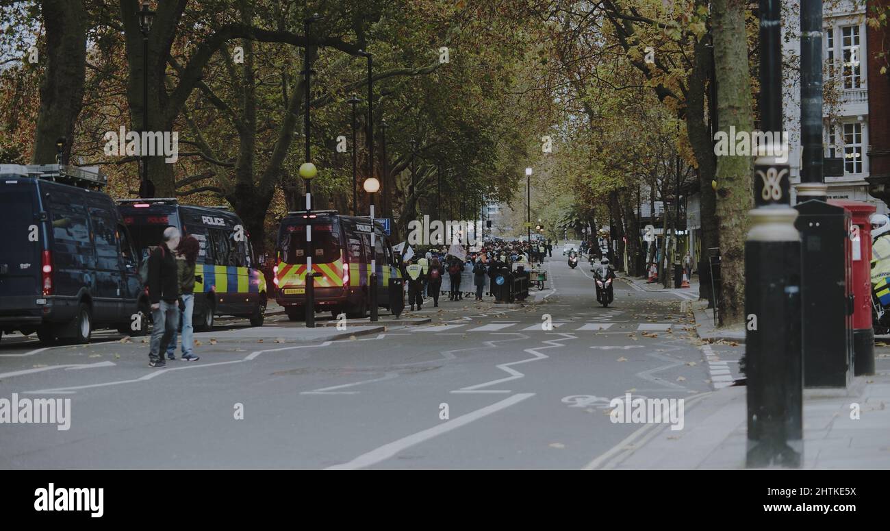 Londra, UK - 11 20 2021: Isola la Gran Bretagna sulla strada Millbank seguita da furgoni di polizia, sulla strada per Lambeth Bridge. Foto Stock