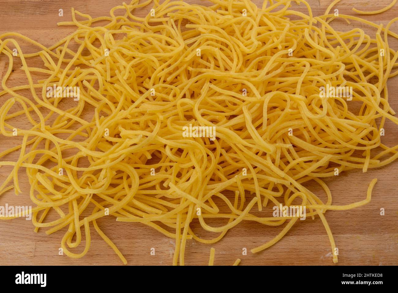 Spaghetti alla chitarra italiani su tagliere in legno, pasta fresca fatta  in casa dall'Abruzzo e dalla Puglia Foto stock - Alamy