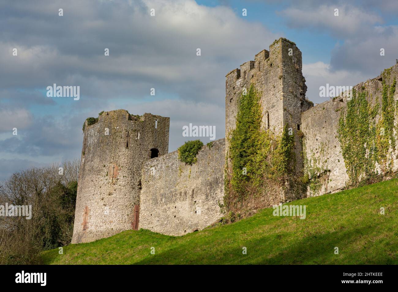 La parete esterna del castello di Chepstow in Monmouth Galles è il più antico forte di pietra post romana sopravvissuto in Gran Bretagna Foto Stock