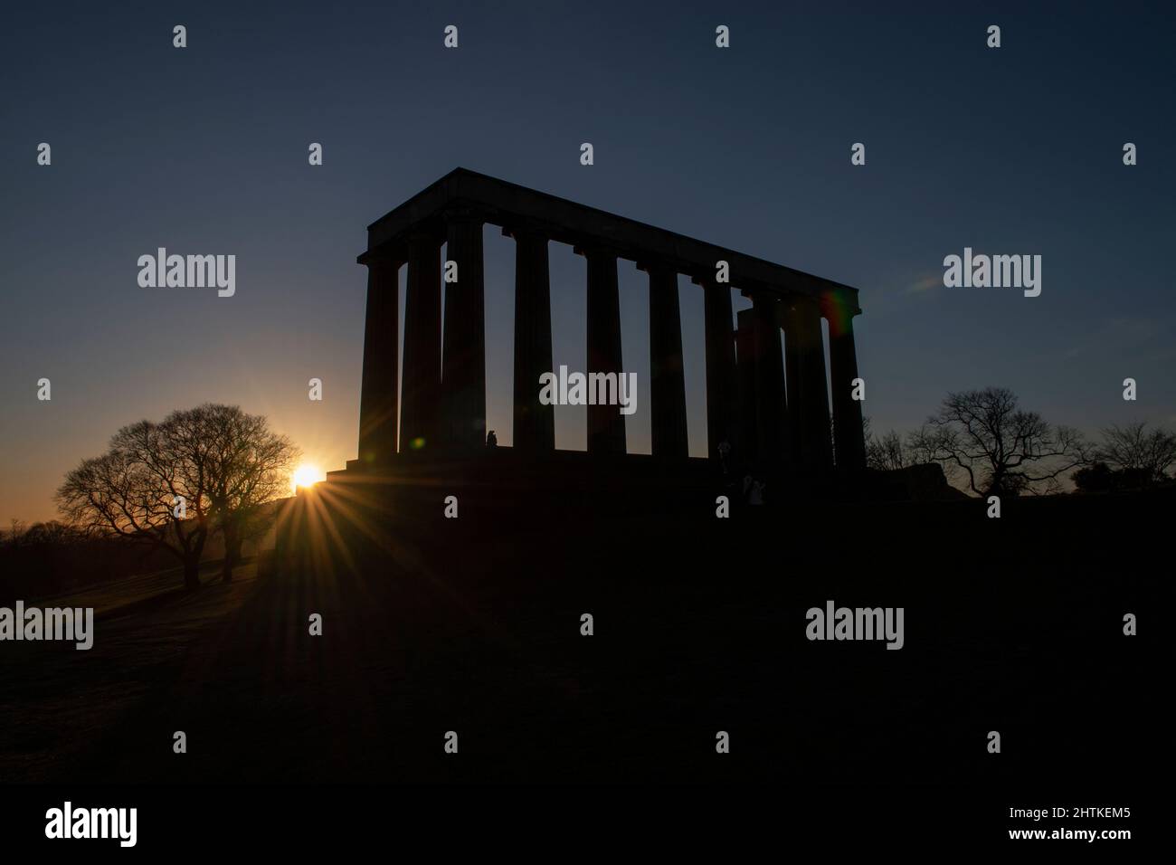 Alba al Monumento Nazionale della Scozia a Calton Hill a Edimburgo, Scozia. Foto Stock