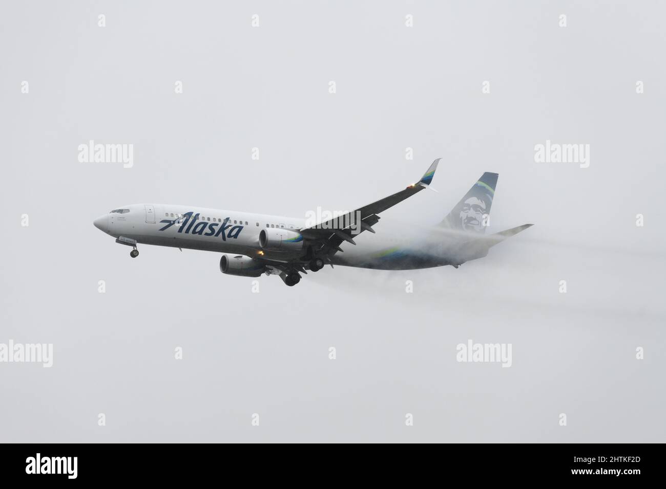 SeaTac, WA, USA - 28 febbraio 2022; Alaska Airlines Boeing 737-900 atterra in caso di forte pioggia dopo il volo da Tampa a Seattle Tacoma. Foto Stock