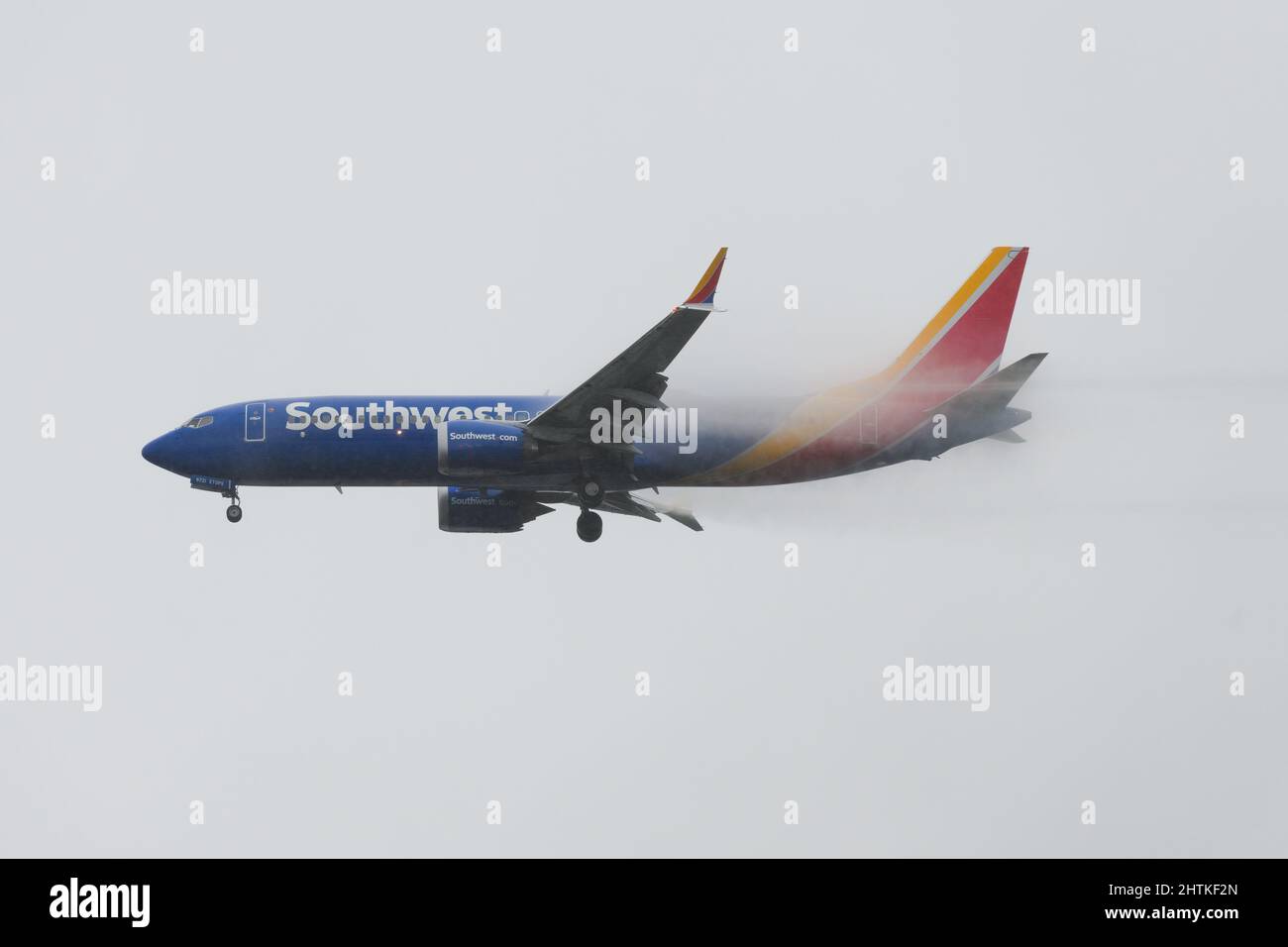 SeaTac, WA, USA - 28 febbraio 2022; Boeing 737 MAX-8 Southwest Airlines atterra in forte pioggia con vortice di vapore dopo il volo da Chicago Midway Foto Stock