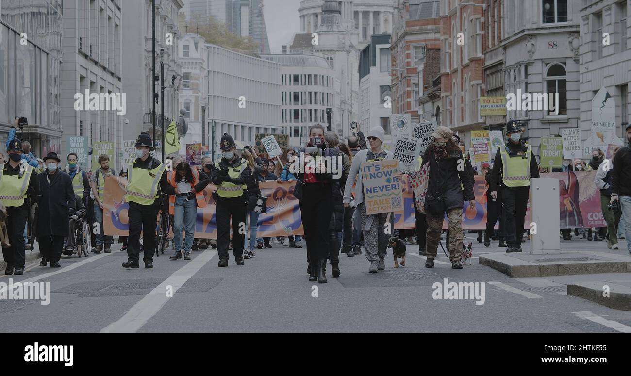 Londra, Regno Unito - 11 06 2021: Una folla di attivisti che camminano da Ludgate Hill a Fleet Street, per il COP26 “Giornata globale d’azione per la giustizia climatica”. Foto Stock