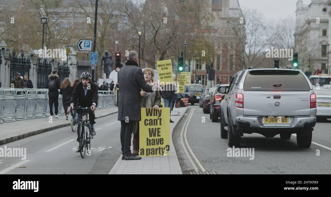 Londra, Regno Unito - 12 13 2021: Una donna dimostratrice con un cartello “perché non possiamo avere un partito?” Su Westminster Bridge Road, in un rally di libertà. Foto Stock