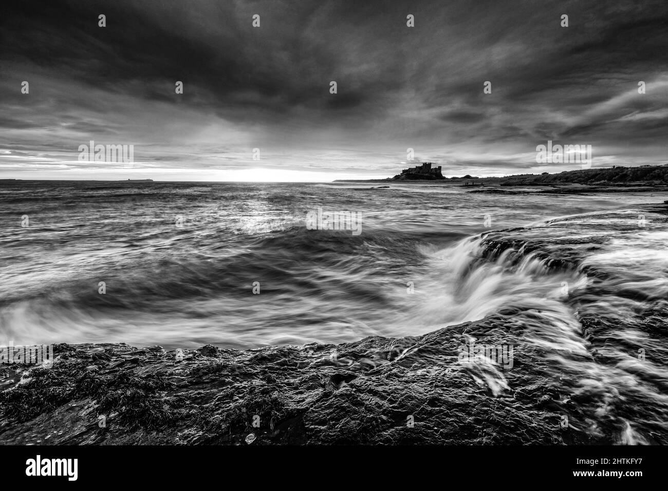 Il castello di Bamburgh e spiaggia Foto Stock