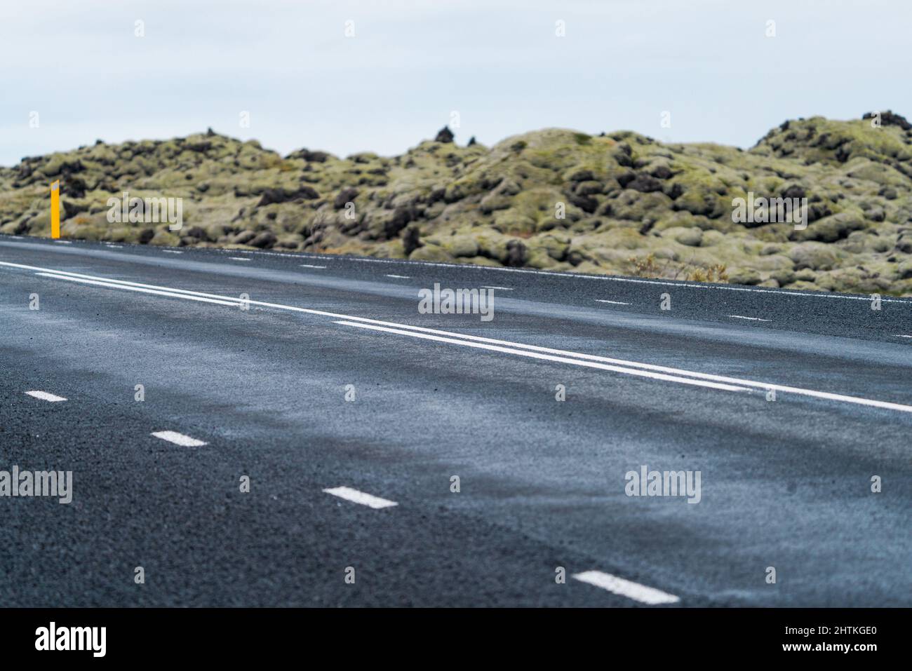 Strada attraverso campi di lava coperti da muschio Foto Stock