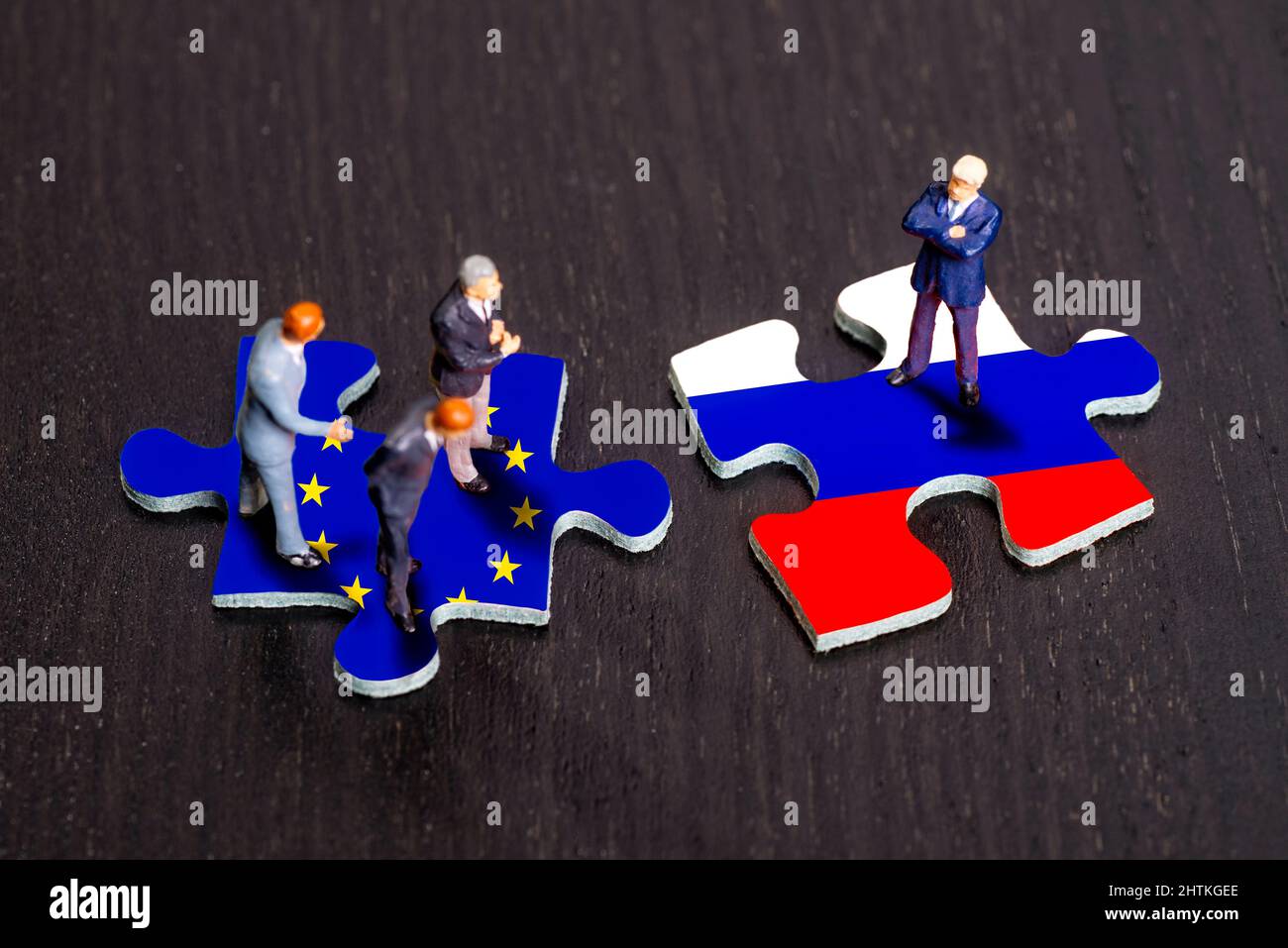 Pezzi di puzzle con le bandiere di Europa e Russia Foto Stock