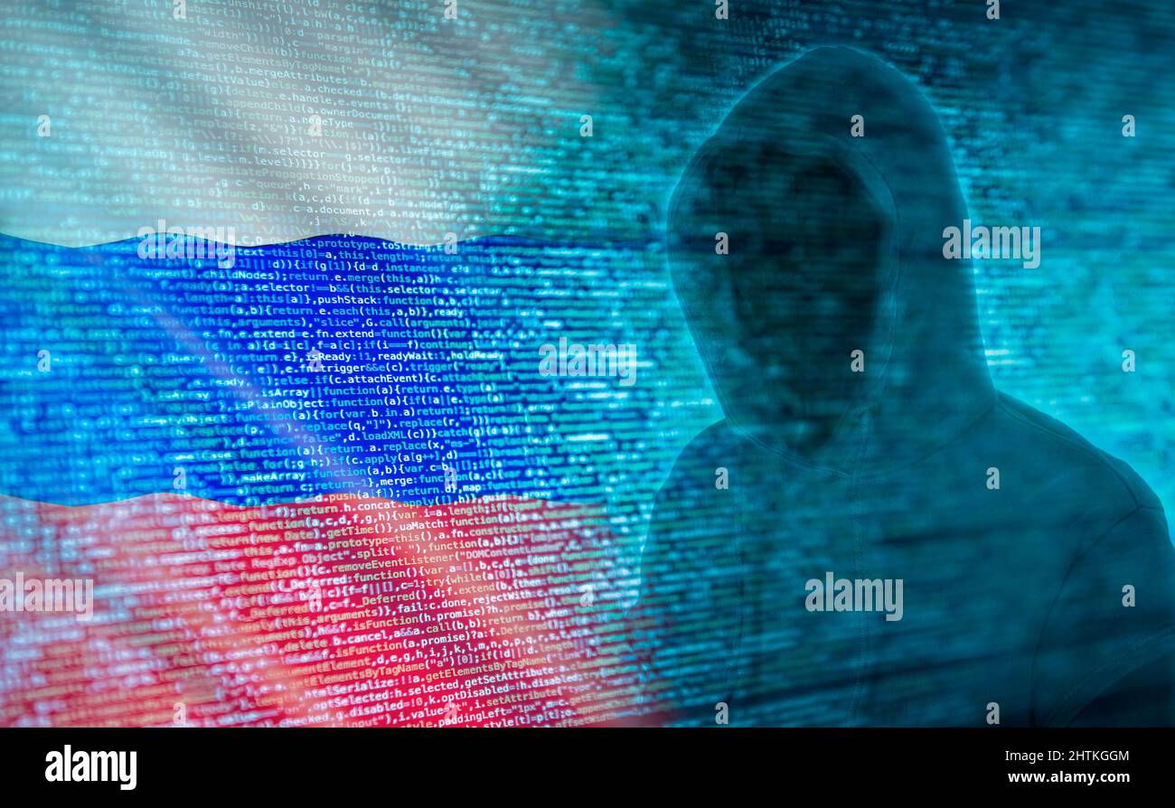 La silhouette di un hacker di fronte al codice del programma e alla bandiera russa Foto Stock