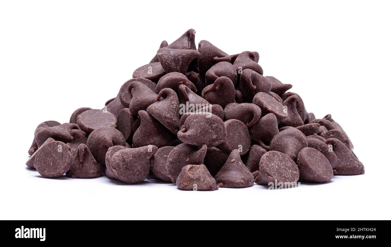 Piccola pila di Chocolate Chips tagliata su bianco. Foto Stock