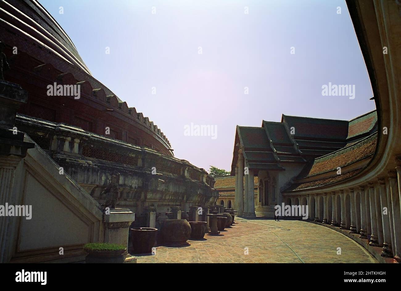 Il cortile interno o chiostro, con una galleria che circonda la grande pagoda di Phra Pathom Chedi, Nakhon Pathom: Il più grande stupa in Thailandia Foto Stock