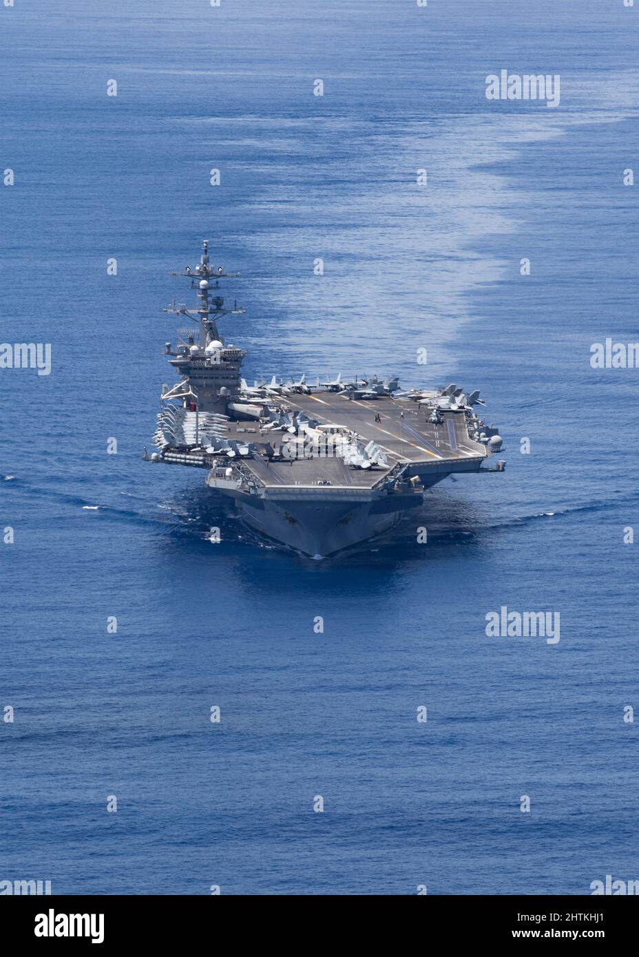 Oceano Indiano, Stati Uniti. 17 dicembre 2021. Il portaerei USS Carl Vinson della Marina statunitense di classe Nimitz conduce operazioni di volo durante un esercizio di addestramento bilaterale con la Royal Australian Air Force, 17 dicembre 2021 nell'Oceano Indiano. Credit: MCS Tyler R. Fraser/Planetpix/Alamy Live News Foto Stock