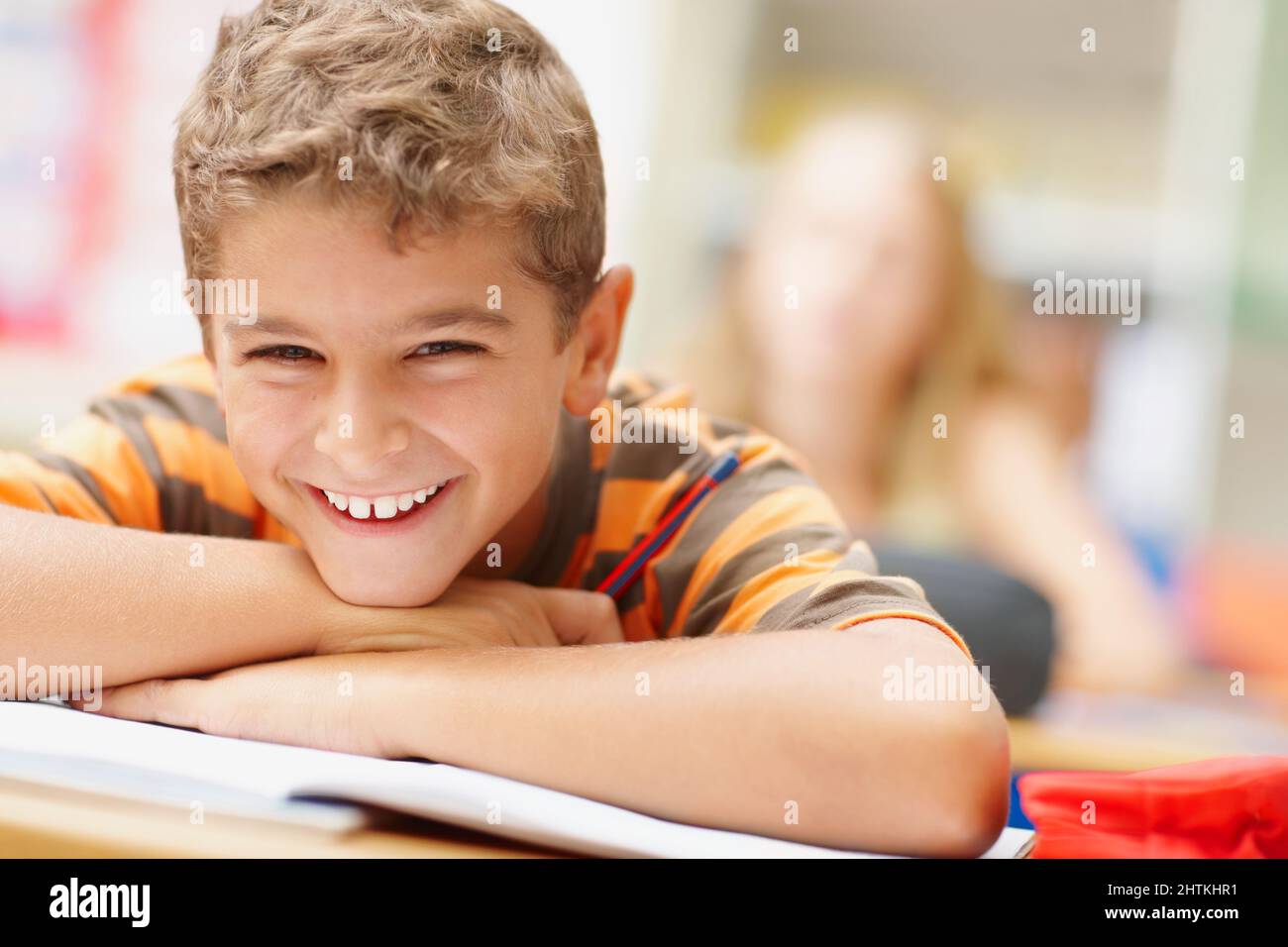 Ive ha fatto tutti i miei compiti di matematica. Felice schoolboy poggiato  la testa sulle braccia e sorridente a voi - copyspace Foto stock - Alamy