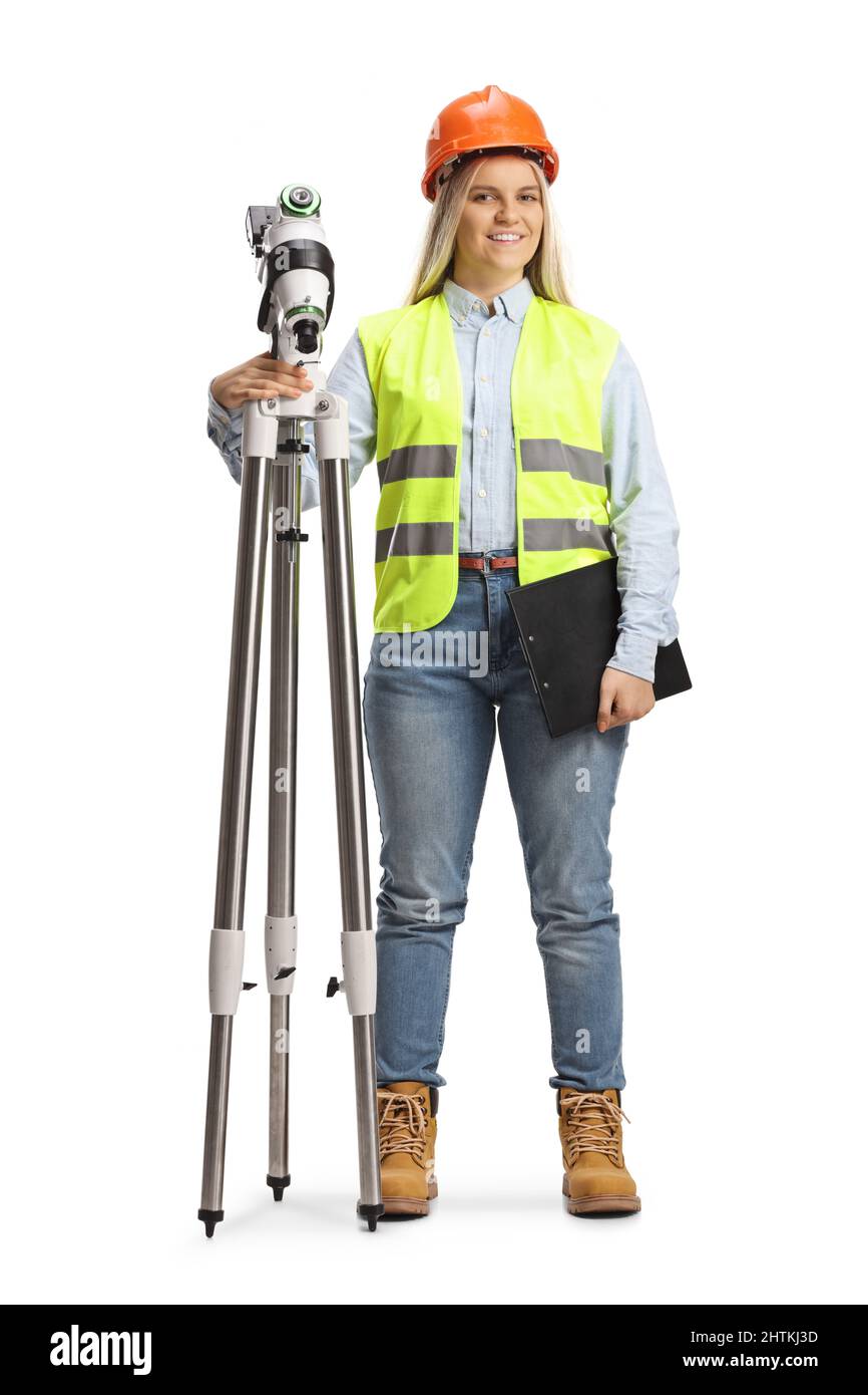Ritratto a tutta lunghezza di un geodetico geodetico femminile in posa con una stazione di misurazione isolata su sfondo bianco Foto Stock